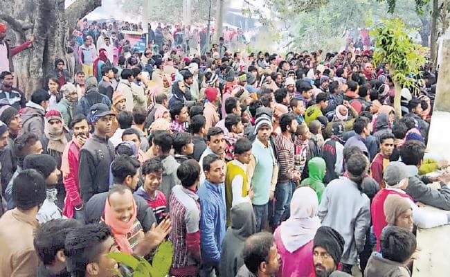 वैशाली :बीमा कंपनी के कर्मी की हत्या पुलिस की गाड़ी पर पथराव