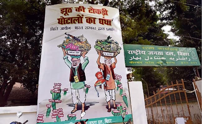 पटना : राजद ने लगाया जवाबी पोस्टर, नीति आयोग की रिपोर्ट को बनाया आधार