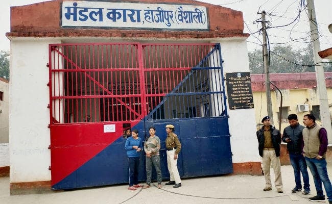 हाजीपुर जेल में कैदी की हत्या मामले में जेलर और वार्डन समेत पांच पुलिसकर्मी सस्पेंड