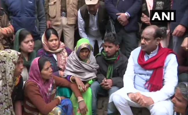 राजस्थान: कोटा के अस्पताल में बच्चों की मौत, परिजनों से मिलने पहुंचे लोकसभा स्पीकर ओम बिरला