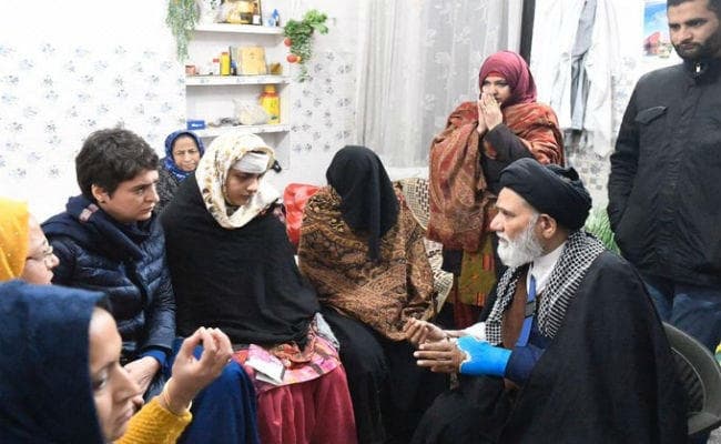 CAA के खिलाफ प्रदर्शन में पुलिस कार्रवाई से पीड़ित लोगों से मिलीं प्रियंका, कहा, जहां अन्याय होगा वहां हम खड़े होंगे