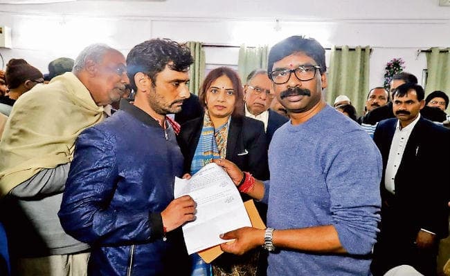 दुमका : मुख्यमंत्री हेमंत सोरेन ने दिवंगत पुजारी के भाई को दिया नौकरी व मुआवजा