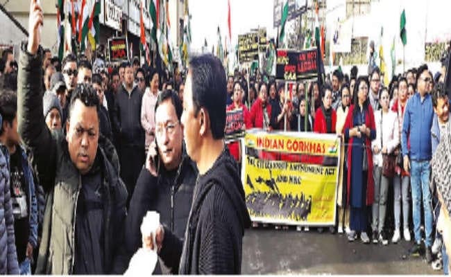 सीएए व एनआरसी का विरोध : कर्सियांग से दार्जिलिंग मोड़ तक निकाली पदयात्रा