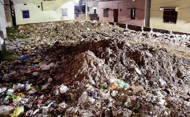 वार्ड नंबर 35 के सईद नगर में कचरा गाड़ी नहीं जाने से इलाके में गंदगी की भरमार