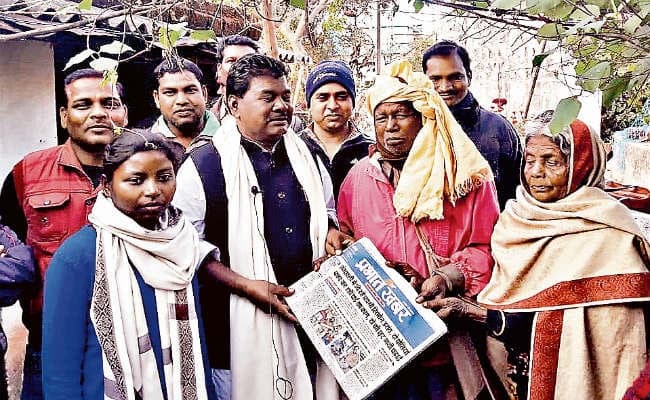 पद्मश्री सिमोन उरांव से मिले विधायक बंधु तिर्की, 50 हजार रुपये की मदद और पोती को बीएड पढ़ाने की घोषणा की