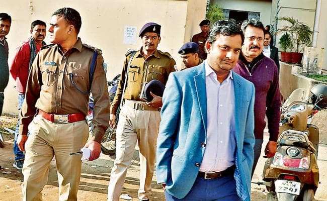 लालू प्रसाद अस्पताल में लगा रहे सियासी दरबार, जांच करने पहुंचे जेल आइजी