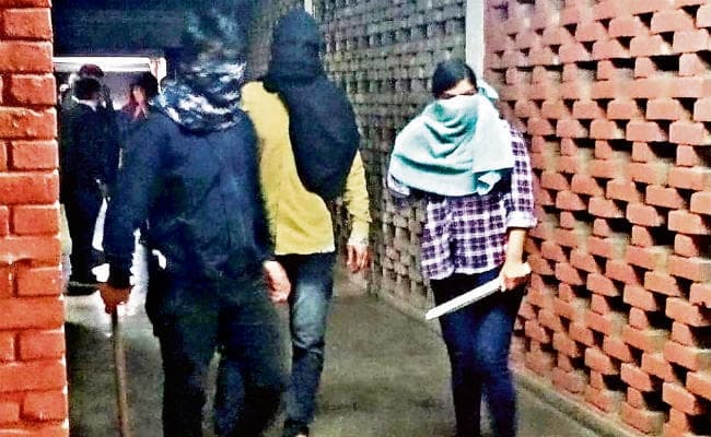 नकाबपोशों ने JNU में शिक्षक और छात्रों को पीटा, 18 घायल एम्स में भर्ती, वाम छात्र संघ व ABVP एक-दूसरे पर लगा रहे आरोप