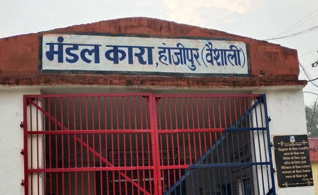 हाजीपुर जेल में विचाराधीन कैदी की हत्या के बाद बिहार की जेलों में छापेमारी, मोबाइल फोन और नकदी जब्त