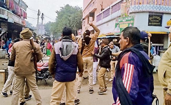 सीवान : सड़क जाम की सूचना पर पहुंची पुलिस पर पथराव, दारोगा व एक सिपाही जख्मी