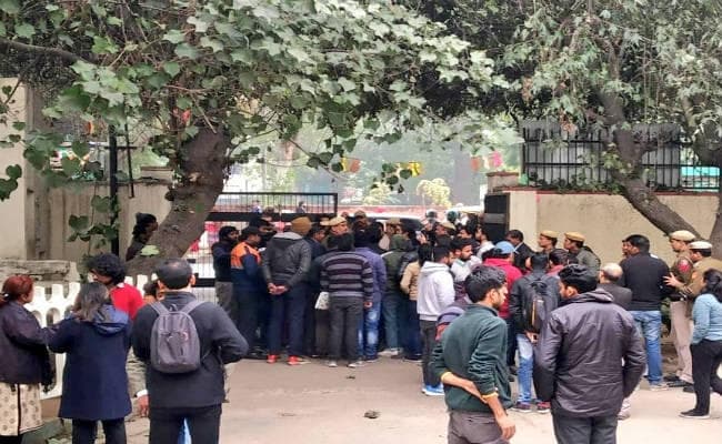 JNU Updates: एचआरडी मंत्रालय और विश्वविद्यालय प्रशासन की बैठक संपन्न ,साबरमती हॉस्टल के दोनों वार्डन ने इस्तीफा दिया
