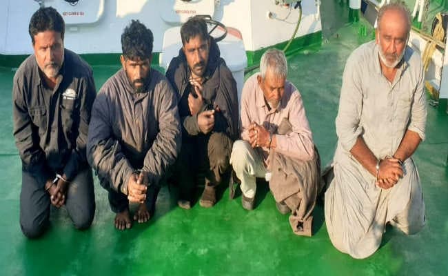 गुजरात के समुद्र तट से पांच पाकिस्तानी नागरिकों को पकड़ा गया, ड्रग्स के 35 पैकेट जब्त