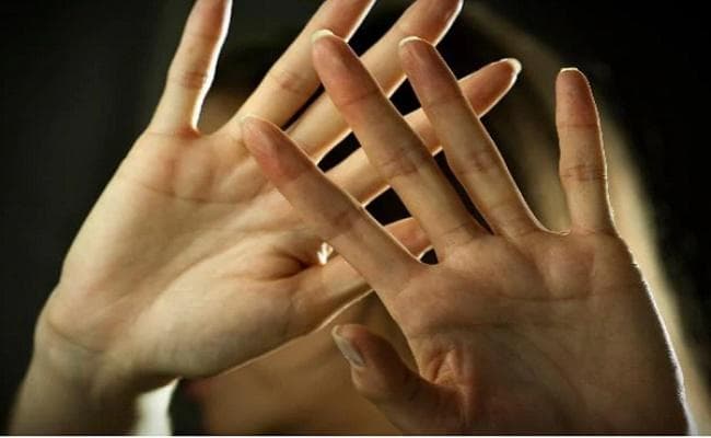 पर्स चोरी को लेकर आपस में सड़क पर भिड़ी दो महिलाएं और फिर...