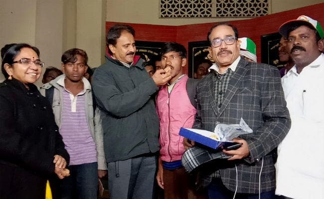 पाकिस्तान ने 20 भारतीय मछुआरों को रिहा किया, वाघा सीमा पर बीएसएफ को सौंपा