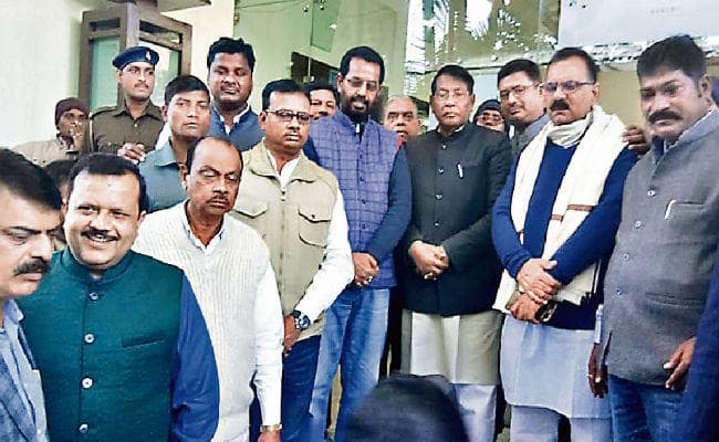 रांची : घायल कांग्रेसी से मिले रामेश्वर, कहा- नहीं छोड़े जायेंगी दोषी