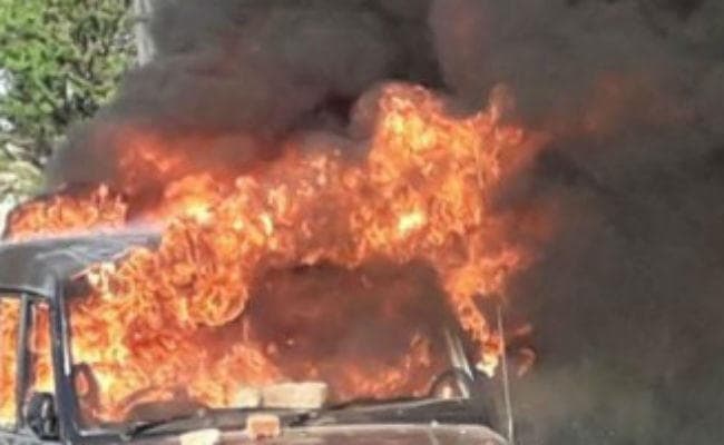 पाकुड़ : लिट्टीपाड़ा में आरोपी को छुड़ाया, कार फूंकी एएसआइ घायल