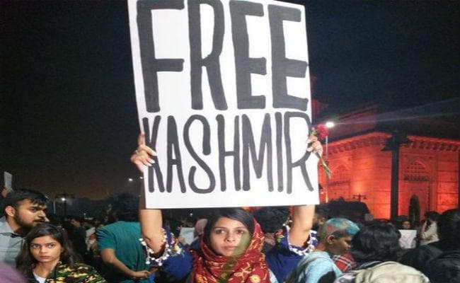 #JNUVoilence : मुंबई में ''फ्री कश्मीर'' के पोस्टर से राजनीति गरम, भाजपा-कांग्रेस हुई हमलावर