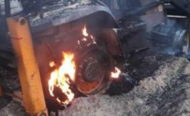 नवादा : नक्सलियों ने निर्माण कंपनी के पोकलेन और बोलेरो फूंके