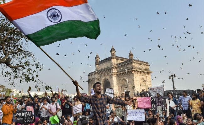 जेएनयू हमला: गेट वे ऑफ इंडिया पर रातभर चला प्रदर्शन, गूंजे ‘सरफ़रोशी की तमन्ना” जैसे गीत