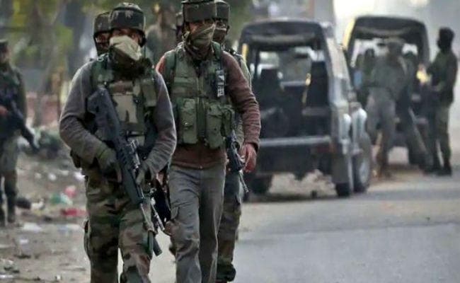 जम्मू-कश्मीर: सुरक्षाबलों और आतंकियों के बीच गोलीबारी, एक आतंकी ढेर, हथियार बरामद, सर्च ऑपरेशन जारी