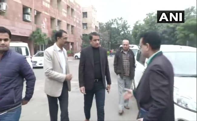 JNU हमला: दोषियों की पहचान के लिए वीडियो फुटेज खंगाल रही पुलिस, कैंपस पहुंची क्राइम ब्रांच