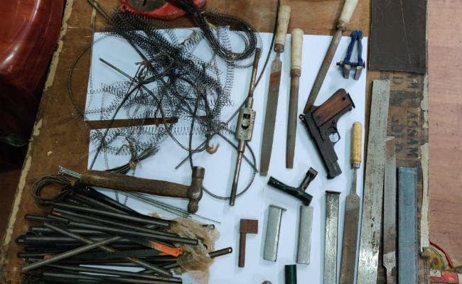 बंगाल : लोहे का पार्ट्स तैयार करने वाले कारखाने में बन रहा था मुंगेर ब्रांड हथियार