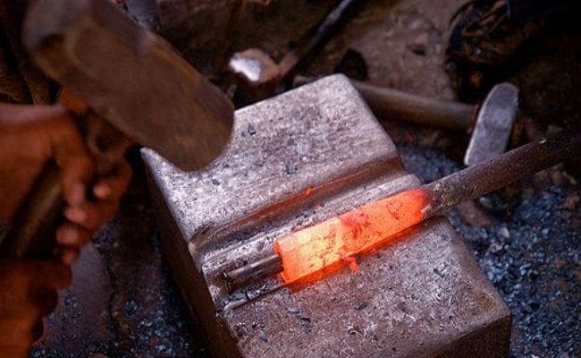 लोहे के पुर्जे बनानेवाले कारखाने में तैयार हो रहे थे मुंगेर ब्रांड हथियार