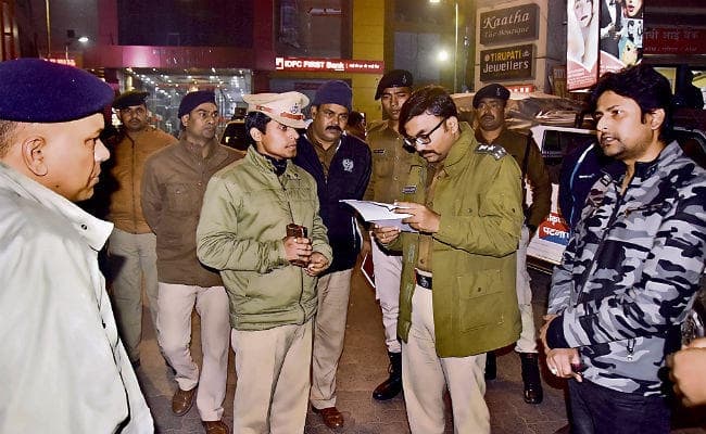 शर्मनाक : पहले प्यार का किया इजहार, नहीं मानी तो छात्रा को पिस्टल सटाकर कार में उठा ले गये, फ्लैट में ले जा किया दुष्कर्म