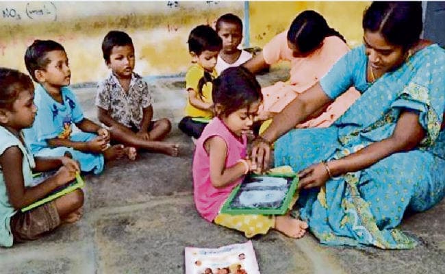 पटना : आंगनबाड़ी सेविकाओं को मोबाइल ऑपरेटर, 45 की उम्र पार सेविकाओं को मिलेगी यह सुविधा