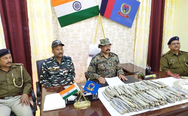 झारखंड में नक्सलियों ने गुफा में छिपा रखा था विस्फोटकों का जखीरा, पुलिस ने किया जब्त