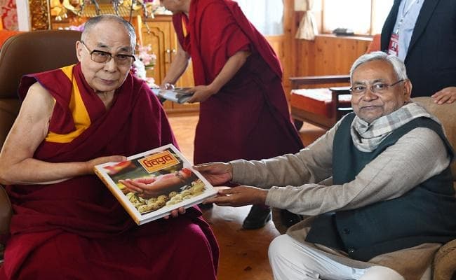 दलाई लामा से मिले नीतीश, जल-जीवन-हरियाली अभियान के बारे में विस्तार से दी जानकारी