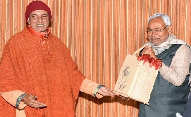 सीएम नीतीश पहुंचे मुंगेर, बिहार योग पीठ का किया परिभ्रमण, परमहंस स्वामी निरंजनानंद सरस्वती से मिले