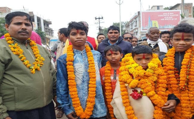 तलवारबाजी में स्वर्ण पदक जीत कर सिमडेगा लौटे नेत्र सिंह का भव्य स्वागत