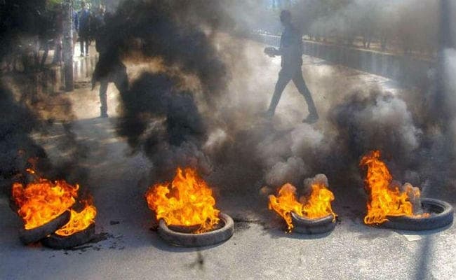 टायर जला कर प्रदर्शन, सरकारी वाहनों में भी तोड़फोड़