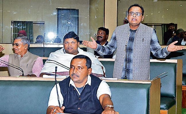 मॉब लिचिंग पर सत्र के आखिरी दिन सदन में हंगामा, इरफान के बयान पर भड़के भाजपा विधायक, वेल में घुसे