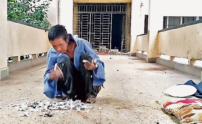 रांची : रिम्स में लावारिस महिला मानसिक रोगी ने भूख मिटाने के लिए पक्षी को नोंच-नोंच कर खाया