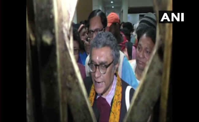 छात्रों द्वारा घेराव खत्म करने के बाद भाजपा सांसद और विश्व भारती विवि के कुलपति बाहर निकले