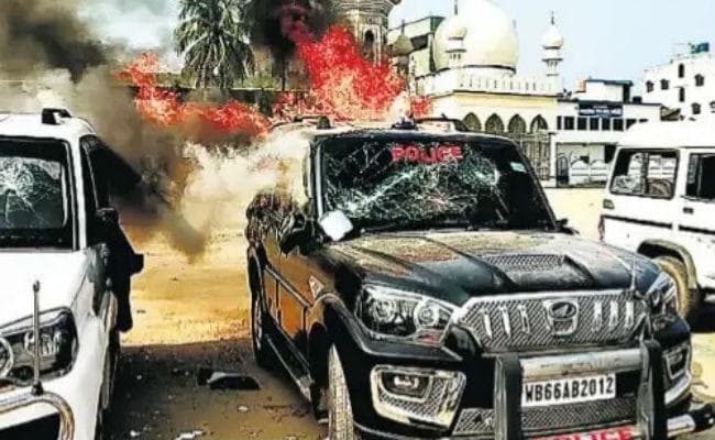 भारत बंद के दौरान गाड़ियां तोड़ते दिखे पुलिसवाले, वायरल हो गया वीडियो