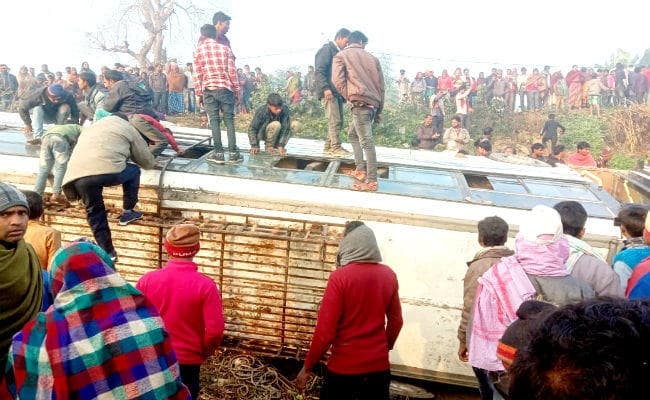 कटिहार के मनिहारी में बस पलटी, दो दर्जन से ज्यादा यात्री घायल