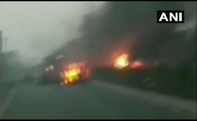 सूरत में सिलेंडर से लदे ट्रकों की एक दूसरे से टक्कर के बाद लगी भीषण आग, बाल-बाल बचे 25 बच्‍चे