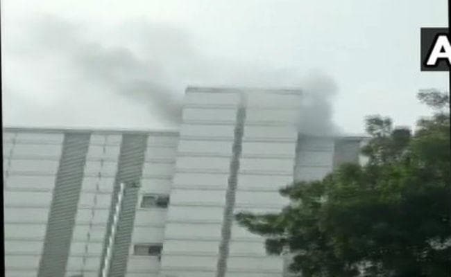 IN PICS: नोएडा के ईएसआई अस्पताल में लगी आग, निदेशक बेहोश, मची भगदड़