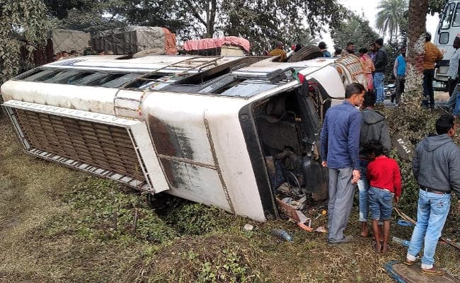 गोड्डा से दुमका आ रही मां तारा ट्रेवल्स की बस पलटी, आठ घायल
