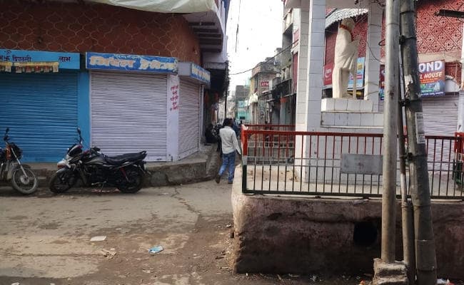 झारखंड में 6 साल की बच्ची से दुष्कर्म के बाद लोगों का गुस्सा फूटा, पलामू में सड़क जाम