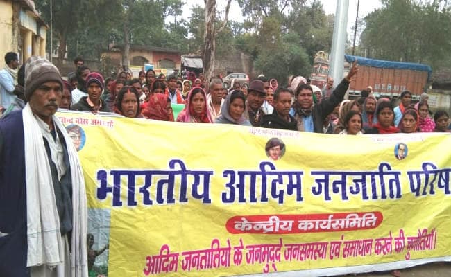 13 सूत्री मांग को लेकर आदिम जनजाति परिषद ने प्रखंड कार्यालय का किया घेराव