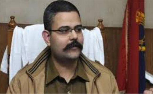 नोएडा के एसएसपी निलंबित, 14 आईपीएस अधिकारियों का तबादला