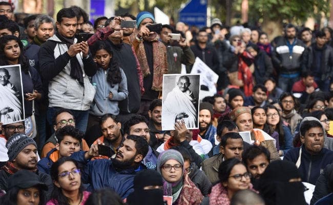 राष्ट्रपति भवन की ओर मार्च कर रहे जेएनयू छात्रों को हिरासत में लिया गया, लाठीचार्ज