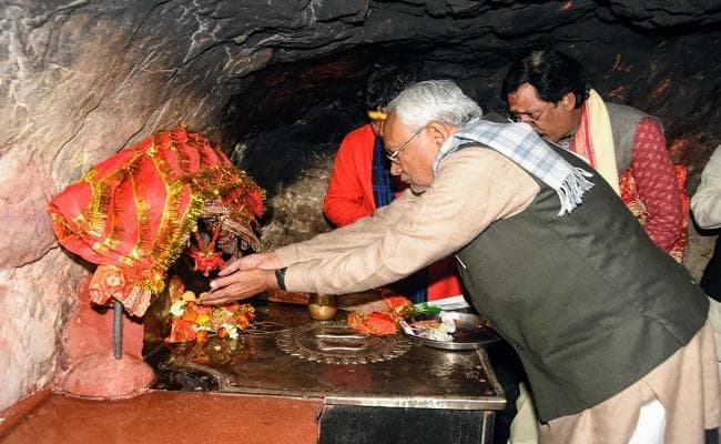 CM नीतीश ने मां चंडिका स्थान में माथा टेका, मंत्री शैलेश के घर खायी रसमलाई