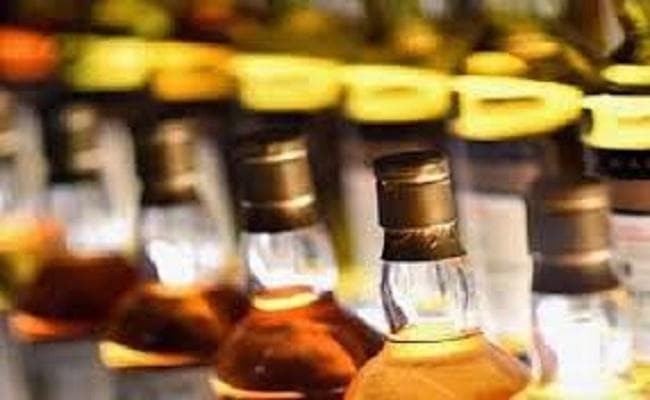 मुजफ्फरपुर : पूर्व मेयर पति के मकान के कैंपस से शराब की बड़ी खेप बरामद