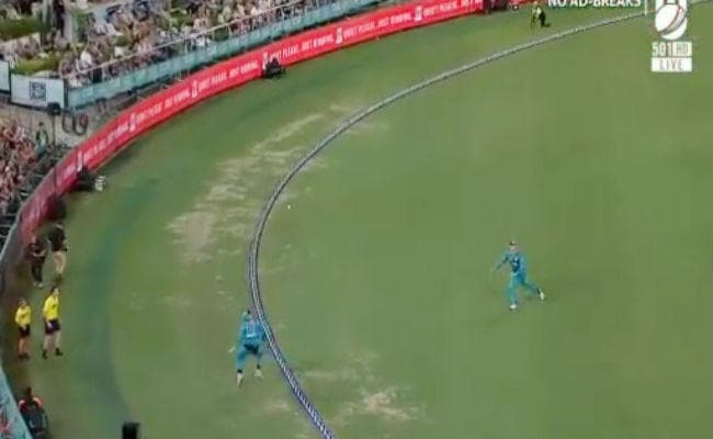 बाउंड्री पर ऐसा मजेदार कैच नहीं देखा होगा, अंपायर भी नियम में उलझे, देखें VIDEO