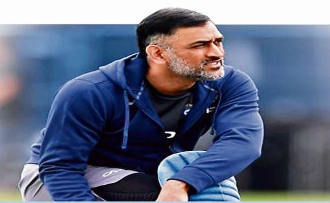 रवि शास्त्री ने कहा - वनडे से संन्यास ले सकते हैं धौनी, पिछले छह महीने से क्रिकेट से ब्रेक पर हैं माही