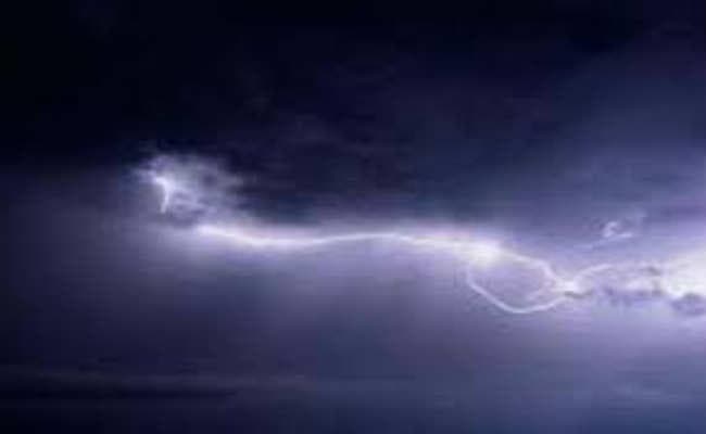 आसमान में छाये बादल व पछुआ हवा ने बढ़ायी ठंड